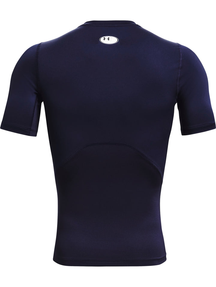 Hombre vistiendo una camiseta de compresión Under Armour de color azul marino y manga corta.