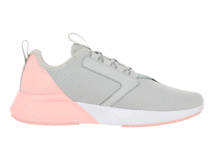 Tenis deportivos PUMA color gris con detalles en rosa y suela blanca.