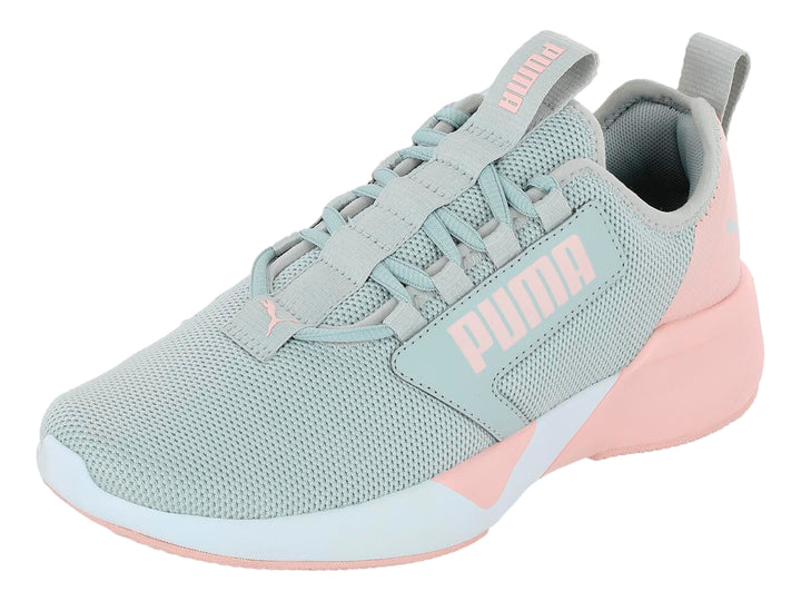 Tenis deportivos PUMA color gris con detalles en rosa y suela blanca.