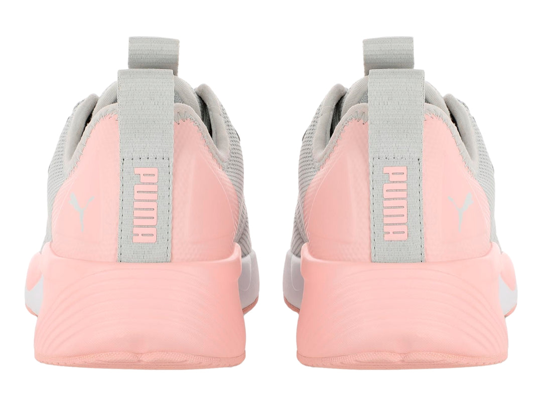 Tenis deportivos PUMA color gris con detalles en rosa y suela blanca.