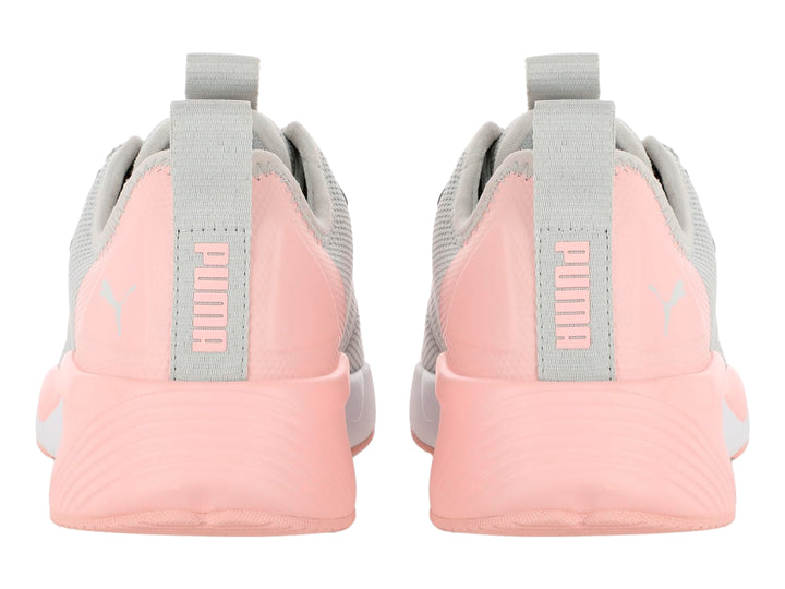 Tenis deportivos PUMA color gris con detalles en rosa y suela blanca.