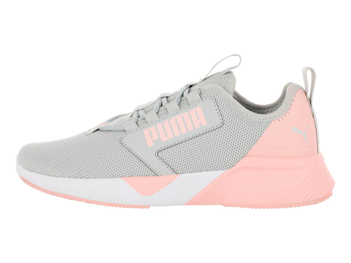Tenis deportivos PUMA color gris con detalles en rosa y suela blanca.