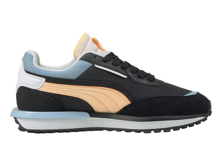 Tenis PUMA negro con franja color durazno, detalles en azul claro y suela blanca.