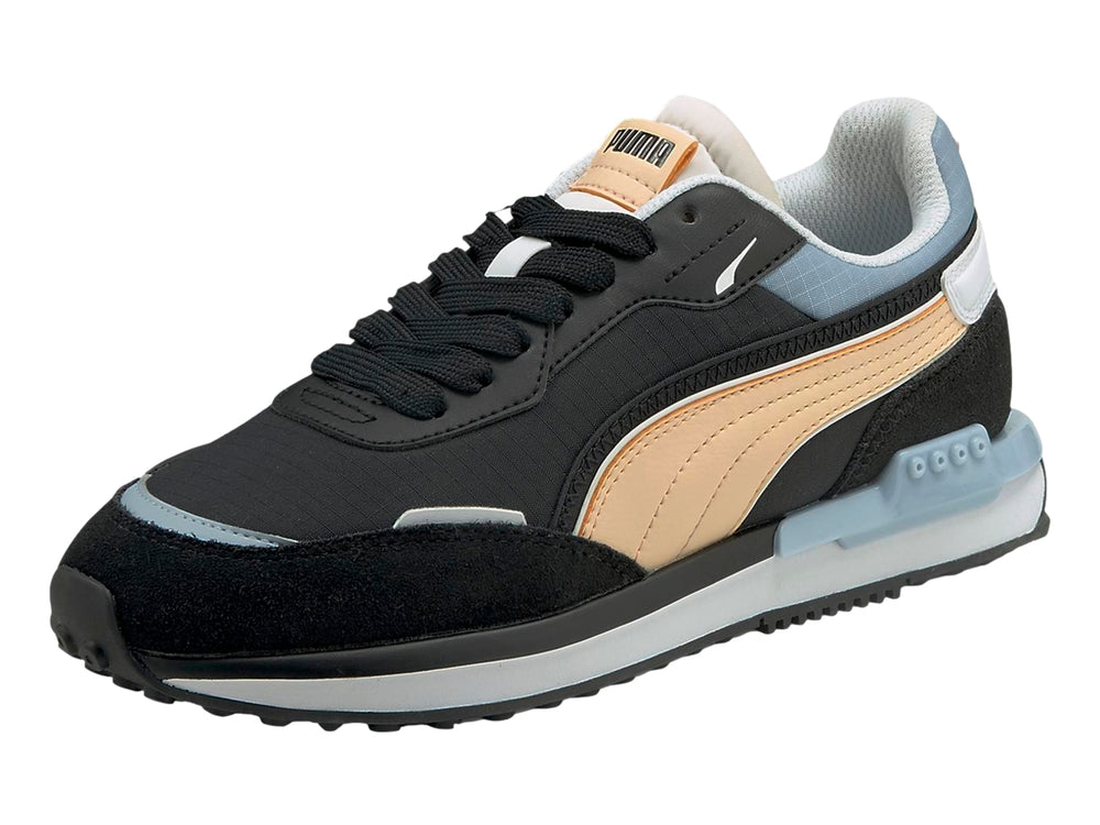 Tenis PUMA negro con franja color durazno, detalles en azul claro y suela blanca.