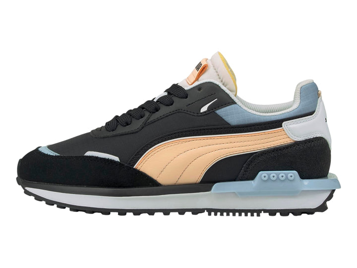 Tenis PUMA negro con franja color durazno, detalles en azul claro y suela blanca.