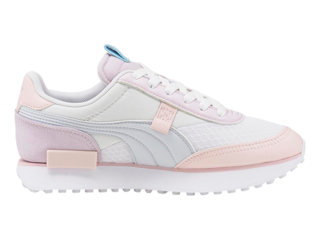 Tenis PUMA Future Rider en color blanco y rosa pastel con suela blanca y detalles en azul.