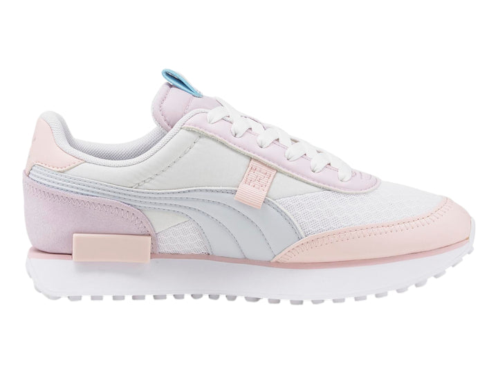 Tenis PUMA Future Rider en color blanco y rosa pastel con suela blanca y detalles en azul.