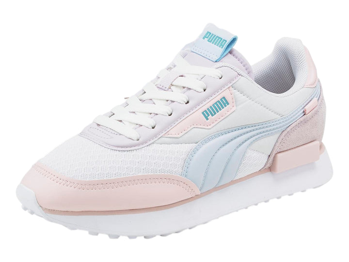Tenis PUMA Future Rider en color blanco y rosa pastel con suela blanca y detalles en azul.