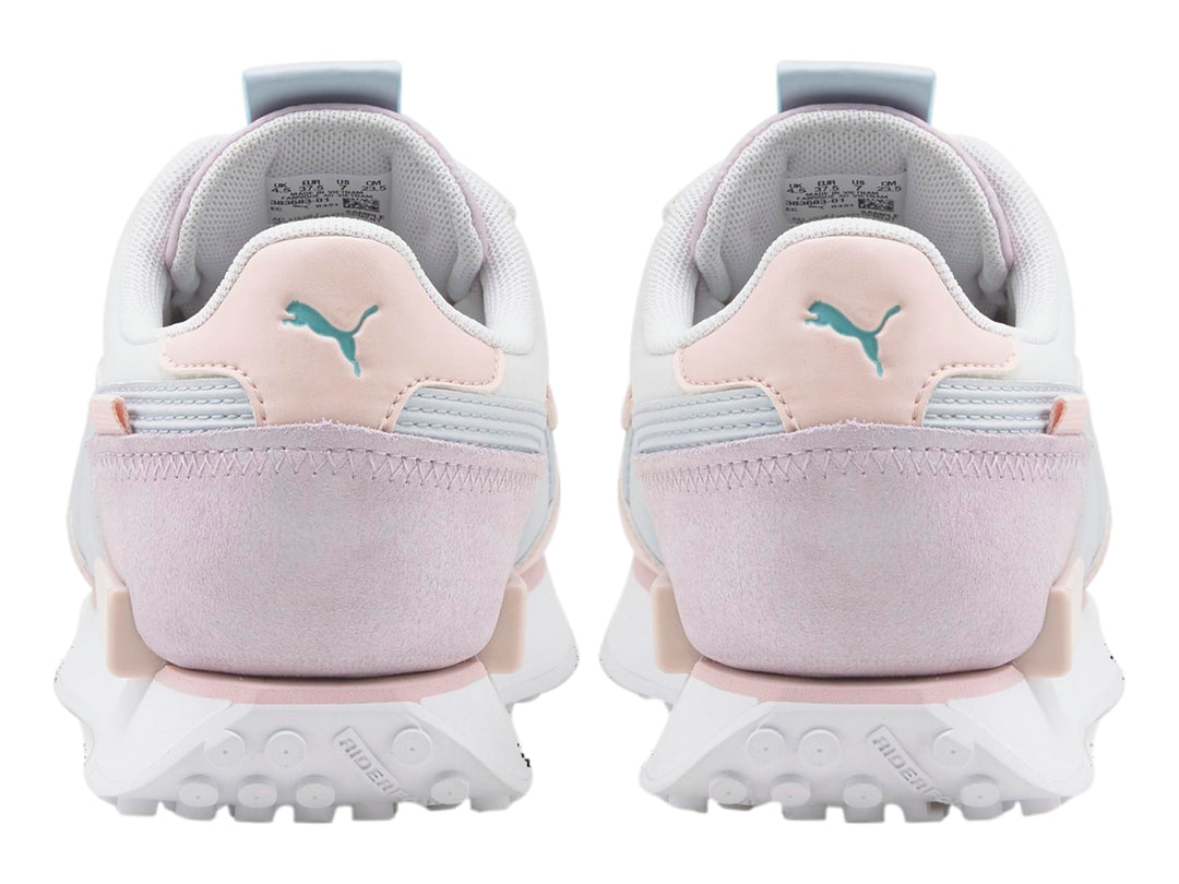 Tenis PUMA Future Rider en color blanco y rosa pastel con suela blanca y detalles en azul.