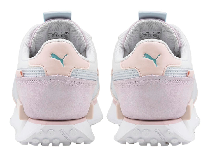 Tenis PUMA Future Rider en color blanco y rosa pastel con suela blanca y detalles en azul.