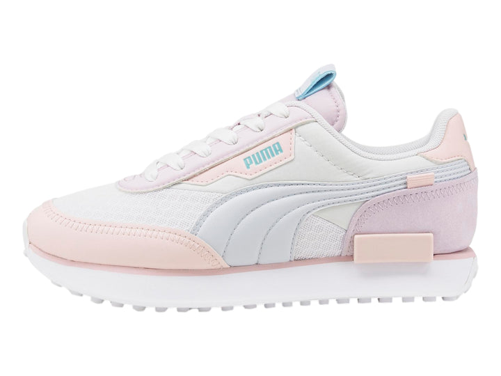 Tenis PUMA Future Rider en color blanco y rosa pastel con suela blanca y detalles en azul.
