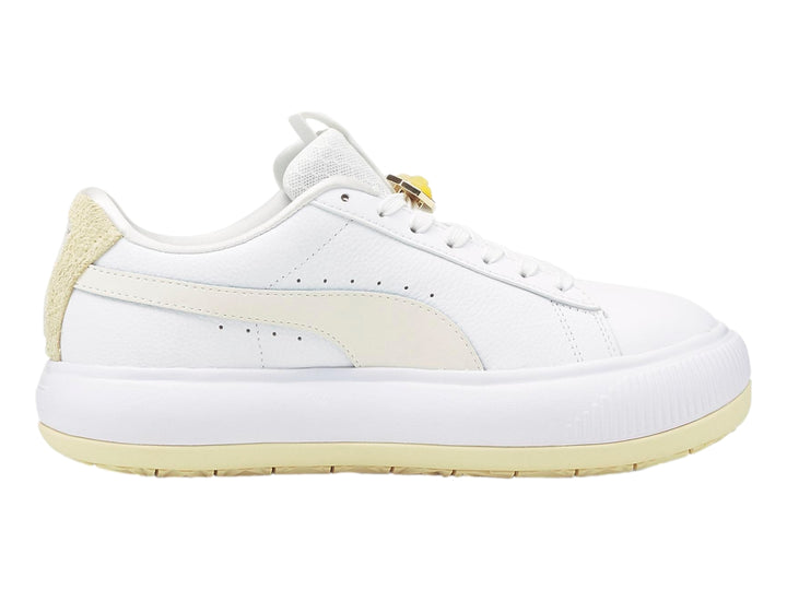 Tenis PUMA blancos de plataforma con detalle en gamuza beige en el talón.
