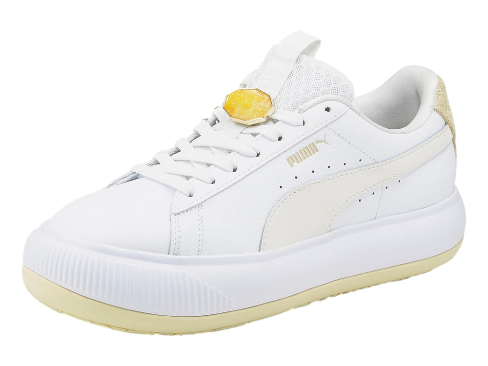 Tenis PUMA blancos de plataforma con detalle en gamuza beige en el talón.