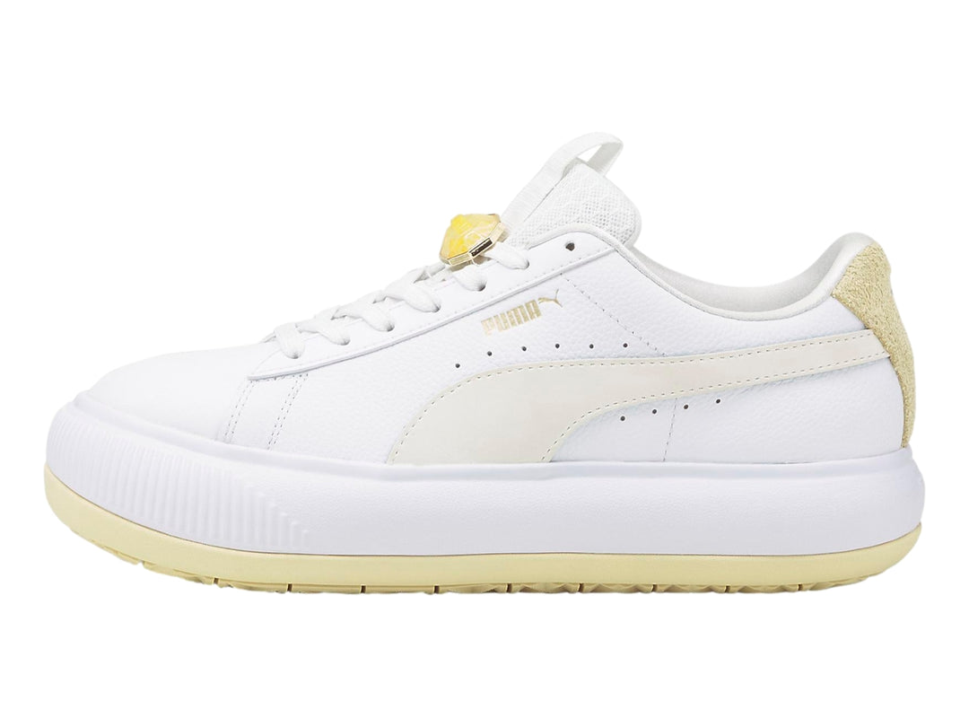 Tenis PUMA blancos de plataforma con detalle en gamuza beige en el talón.