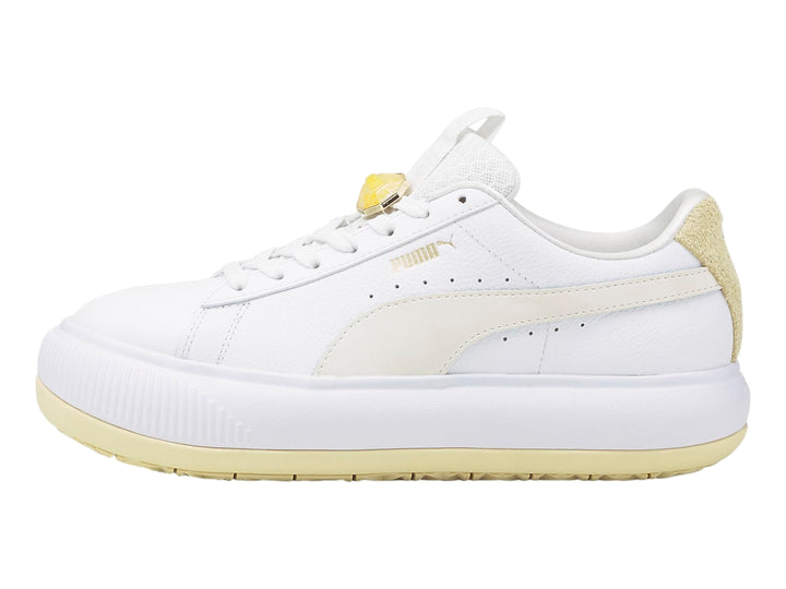 Tenis PUMA blancos de plataforma con detalle en gamuza beige en el talón.