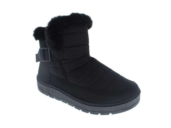 Bota de invierno color negro con detalle de peluche en la parte superior y hebilla decorativa.