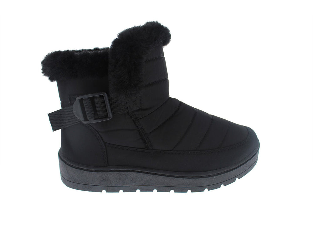 Bota de invierno color negro con detalle de peluche en la parte superior y hebilla decorativa.
