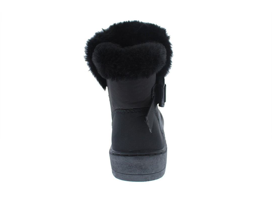 Bota de invierno color negro con detalle de peluche en la parte superior y hebilla decorativa.