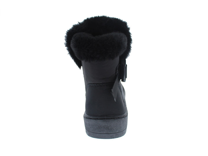 Bota de invierno color negro con detalle de peluche en la parte superior y hebilla decorativa.