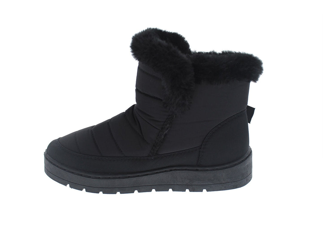 Bota de invierno color negro con detalle de peluche en la parte superior y hebilla decorativa.
