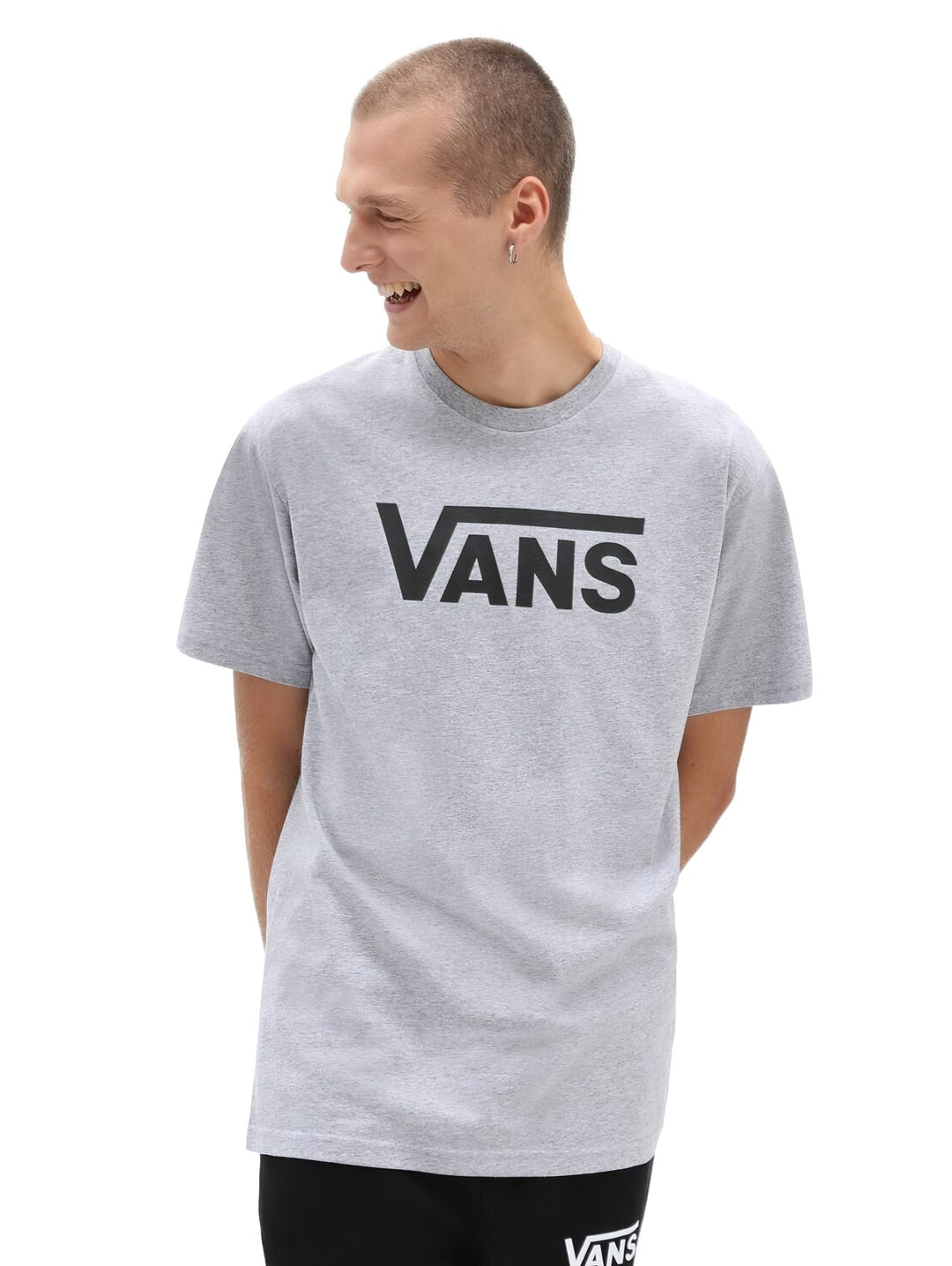 Hombre vistiendo una camiseta de manga corta color gris con el logotipo de VANS en negro en el pecho.
