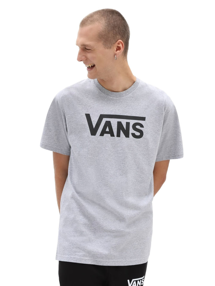 Hombre vistiendo una camiseta de manga corta color gris con el logotipo de VANS en negro en el pecho.