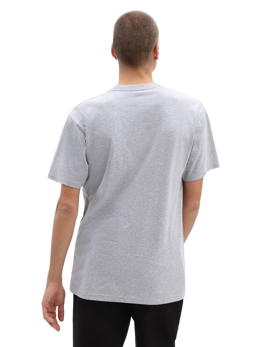 Hombre vistiendo una camiseta de manga corta color gris con el logotipo de VANS en negro en el pecho.