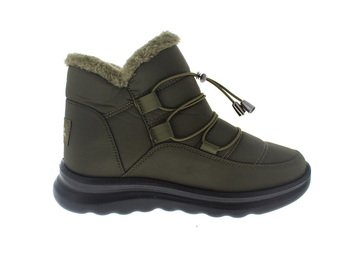 Bota color olivo con forro de piel sintética y suela negra.