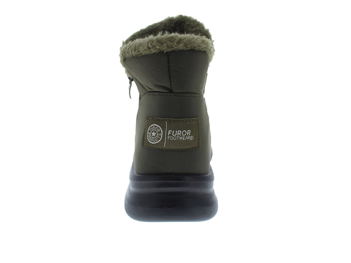Bota color olivo con forro de piel sintética y suela negra.