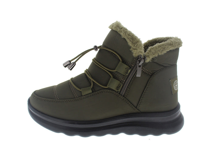 Bota color olivo con forro de piel sintética y suela negra.