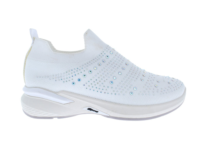 Tenis blancos estilo slip-on decorados con pequeños cristales brillantes en la parte superior.