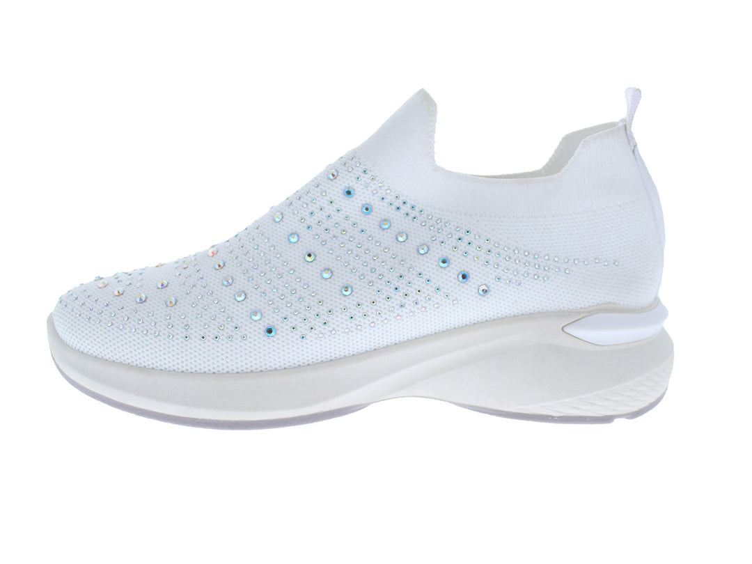 Tenis blancos estilo slip-on decorados con pequeños cristales brillantes en la parte superior.