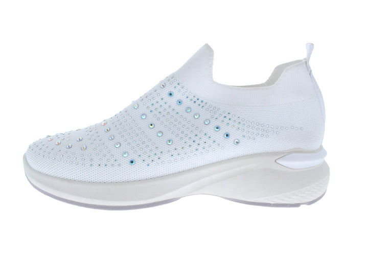 Tenis blancos estilo slip-on decorados con pequeños cristales brillantes en la parte superior.