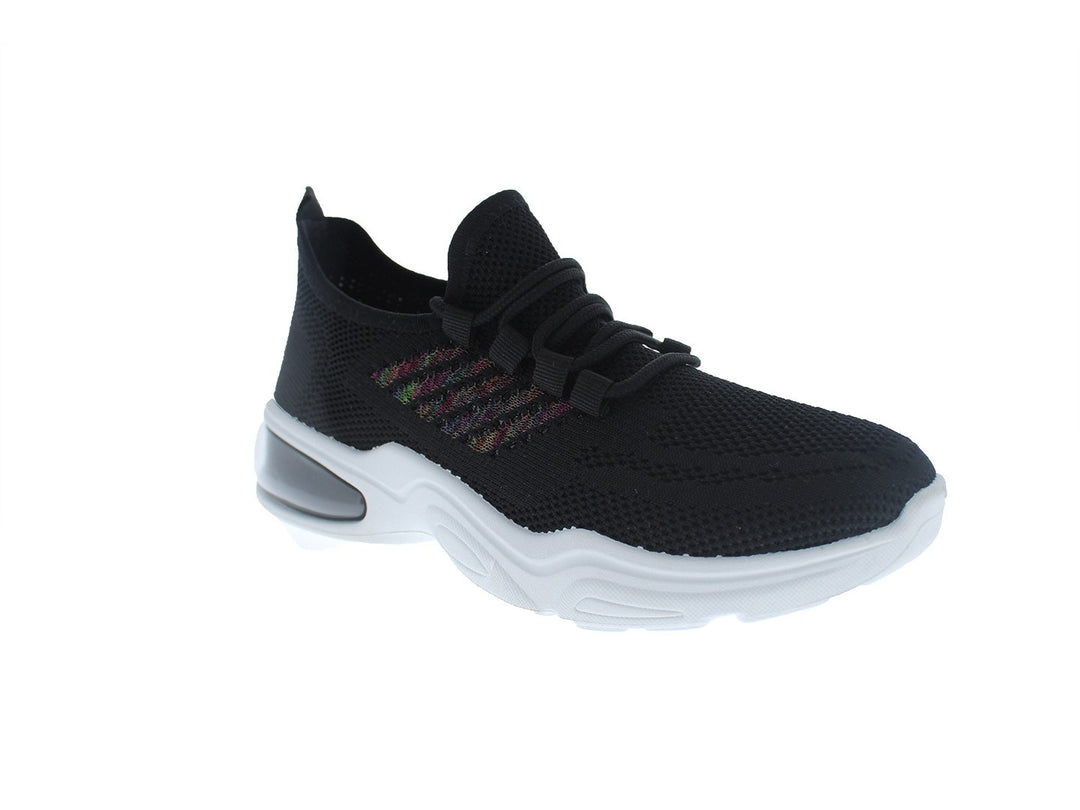 Tenis deportivos color negro con suela blanca y detalles multicolores en el lateral.