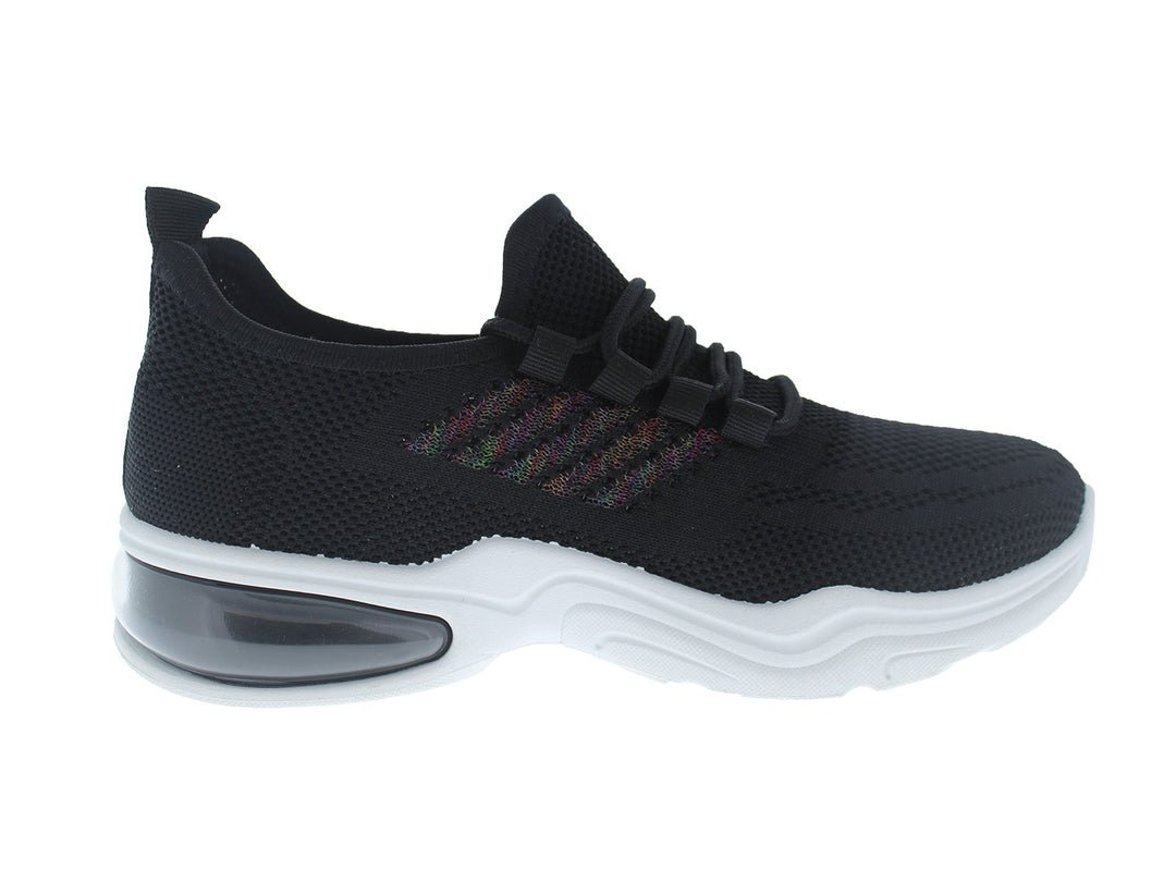 Tenis deportivos color negro con suela blanca y detalles multicolores en el lateral.