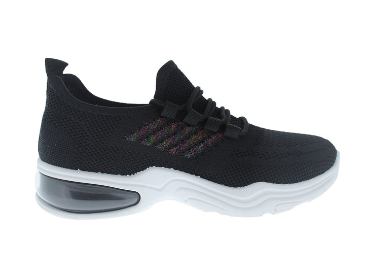 Tenis deportivos color negro con suela blanca y detalles multicolores en el lateral.