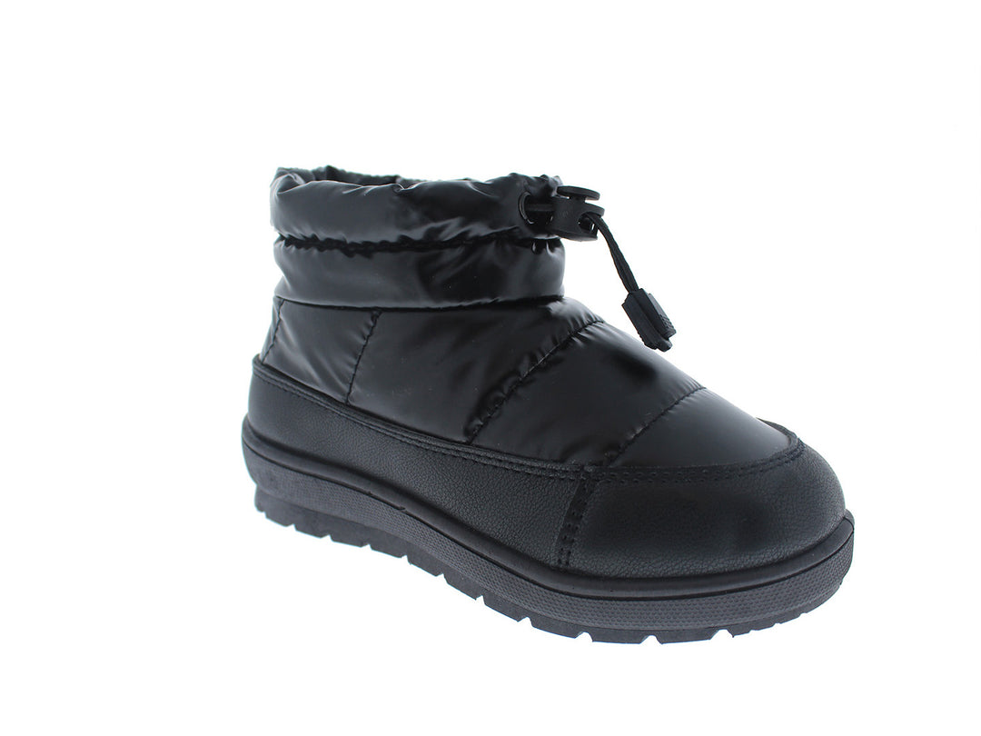 Bota infantil color negro con acabado acolchado y ajuste de cordón en la parte superior.
