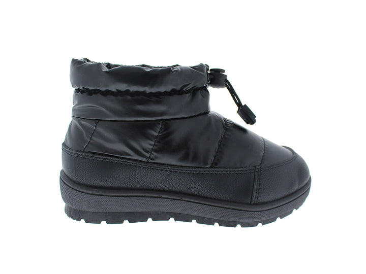 Bota infantil color negro con acabado acolchado y ajuste de cordón en la parte superior.