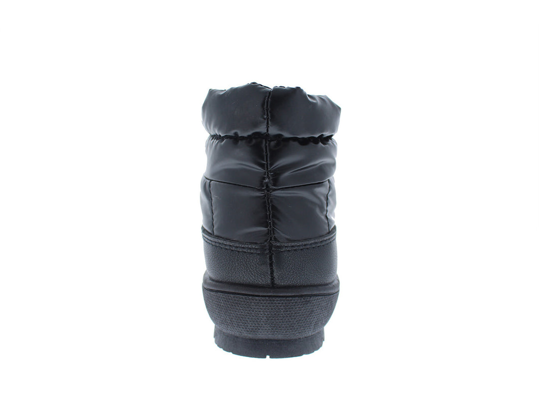 Bota infantil color negro con acabado acolchado y ajuste de cordón en la parte superior.