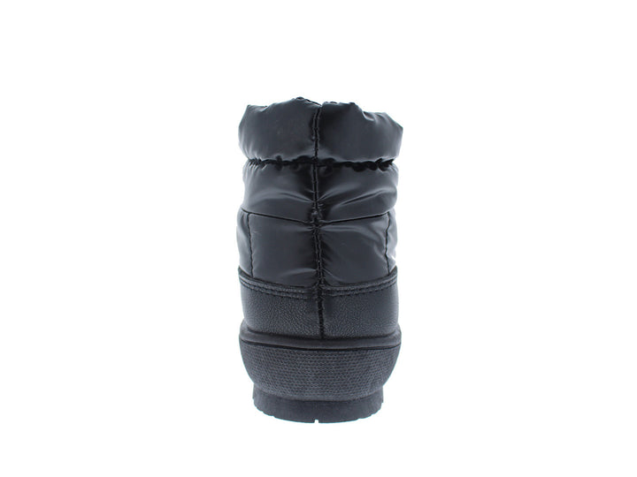Bota infantil color negro con acabado acolchado y ajuste de cordón en la parte superior.