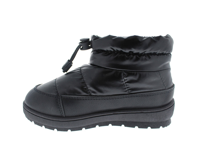 Bota infantil color negro con acabado acolchado y ajuste de cordón en la parte superior.