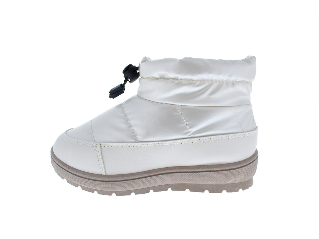 Botas beige acolchadas para bebé o niño con ajuste de cordón negro en la parte superior.