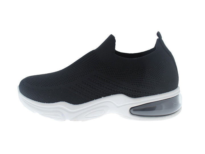 Tenis deportivos FUROR color negro con suela blanca, diseño slip-on sin cordones en tela transpirable.