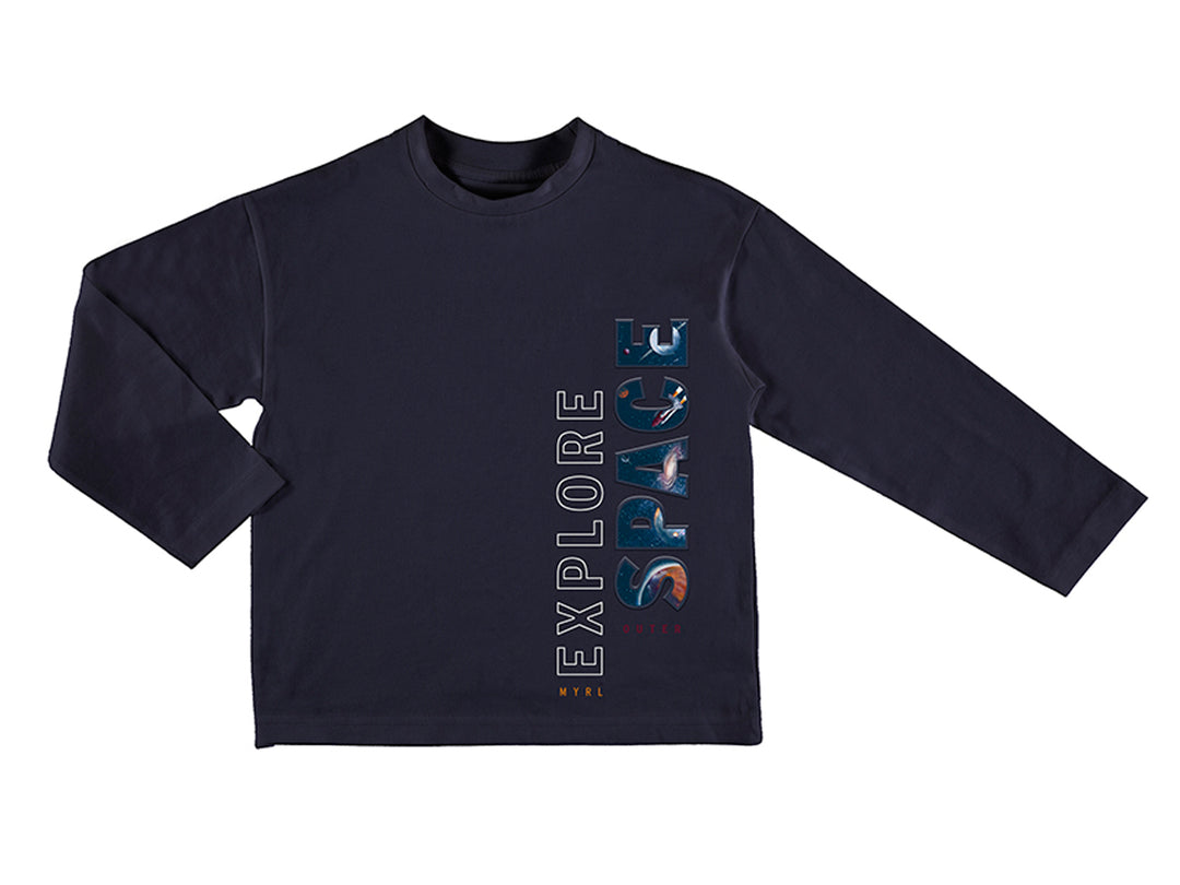 Camiseta manga larga color marino para niño con estampado vertical 'EXPLORE SPACE' y motivos espaciales.