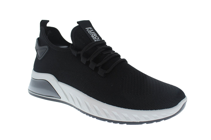 Tenis deportivos Furor de color negro con suela blanca y tejido transpirable.