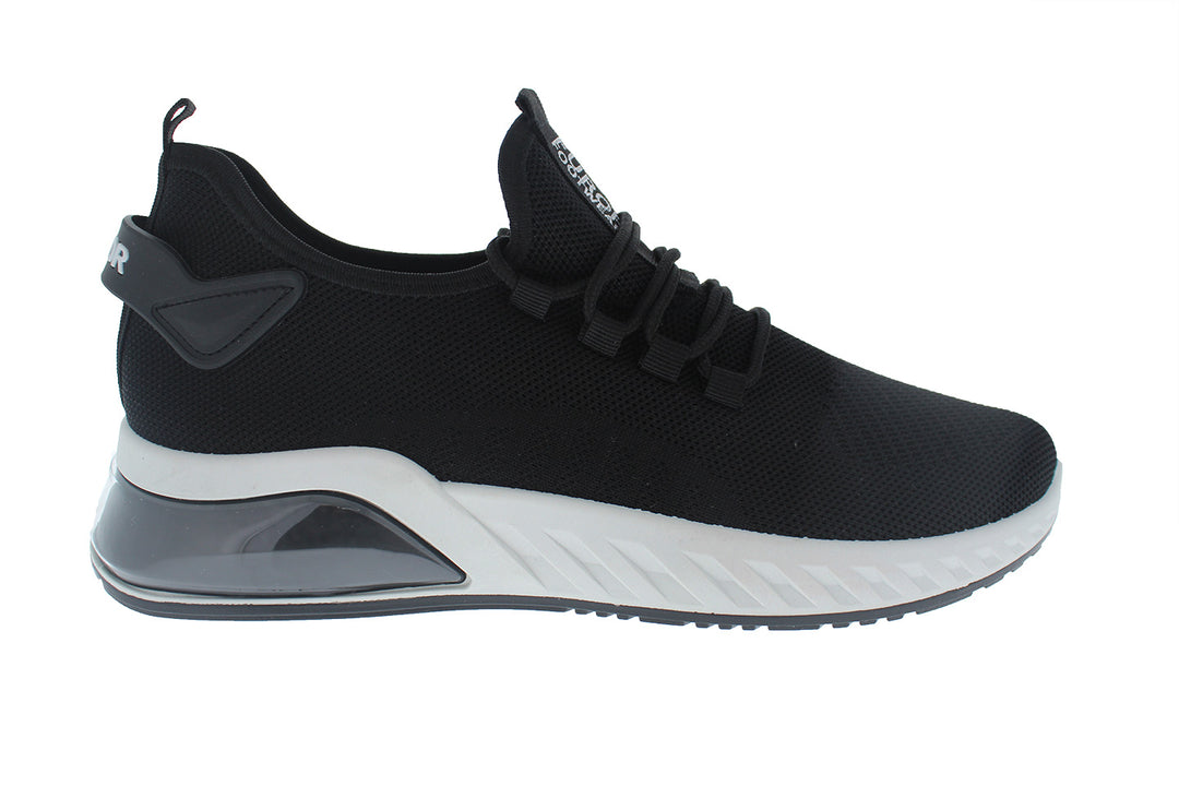 Tenis deportivos Furor de color negro con suela blanca y tejido transpirable.