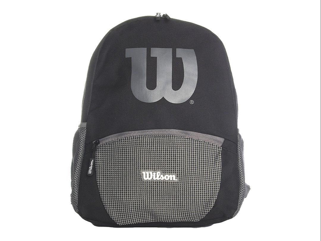 Mochila deportiva Wilson color negro con bolsillo frontal gris y logotipo grande en el centro.