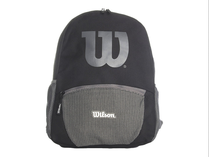 Mochila deportiva Wilson color negro con bolsillo frontal gris y logotipo grande en el centro.