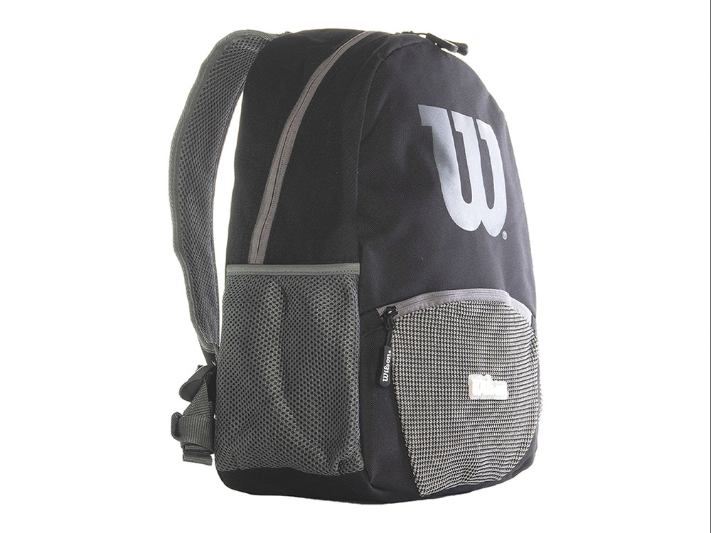 Mochila deportiva Wilson color negro con bolsillo frontal gris y logotipo grande en el centro.