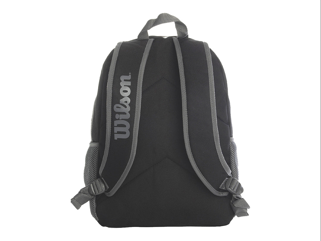 Mochila deportiva Wilson color negro con bolsillo frontal gris y logotipo grande en el centro.